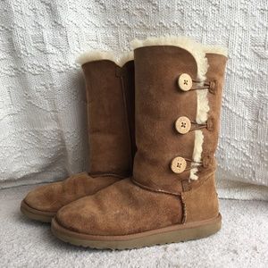 UGG Bailey Button Triplet II Chestnut